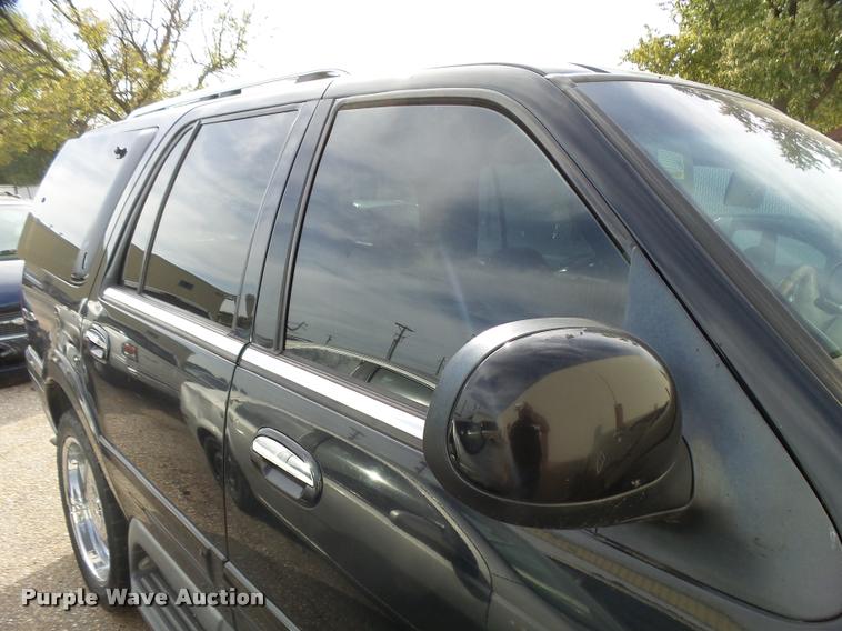 image for item L3328 1999 Lincoln Navigator SUV