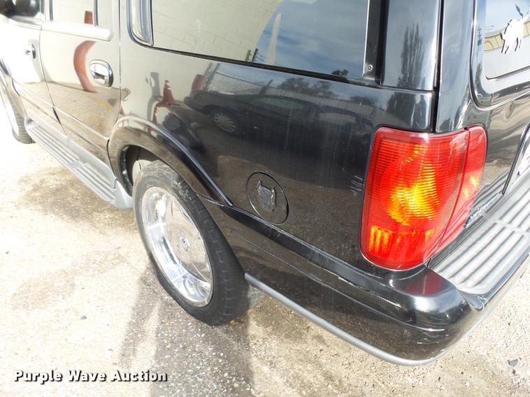 image for item L3328 1999 Lincoln Navigator SUV