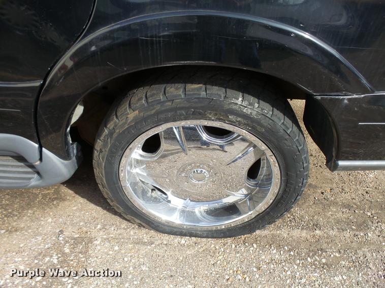 image for item L3328 1999 Lincoln Navigator SUV