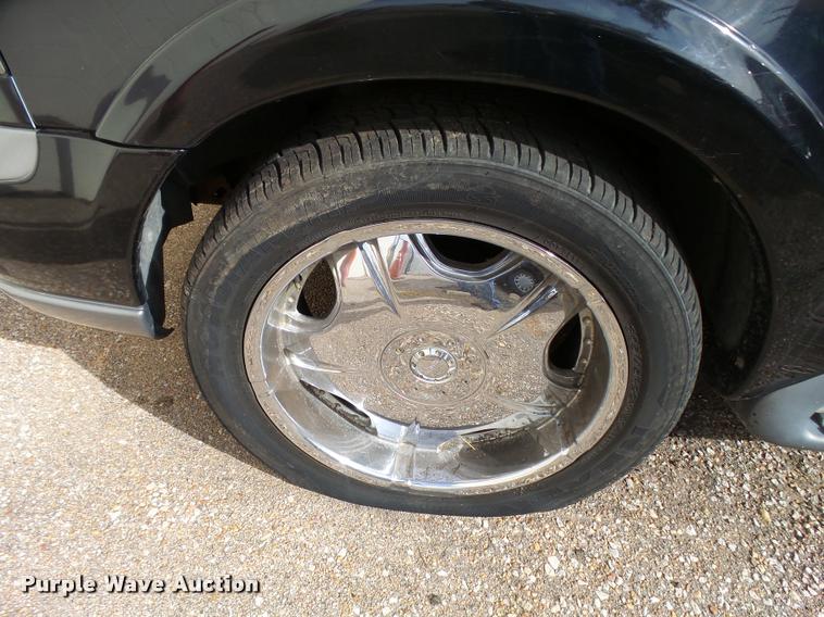 image for item L3328 1999 Lincoln Navigator SUV