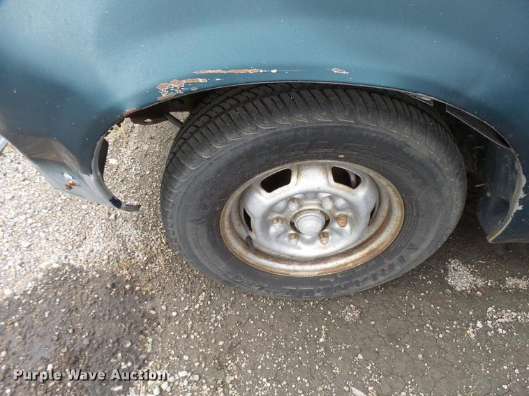 image for item L3388 1982 Datsun King Cab pickup truck