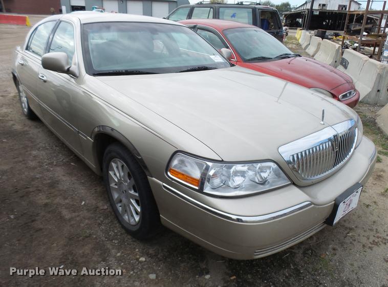 image for item L3389 2007 Lincoln Town Car