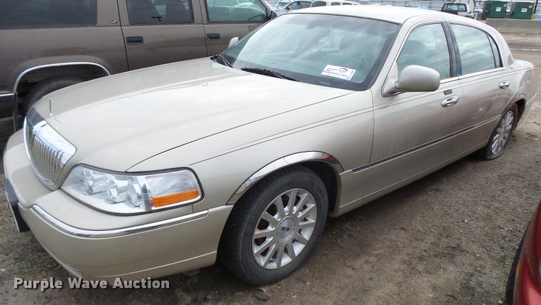 image for item L3389 2007 Lincoln Town Car