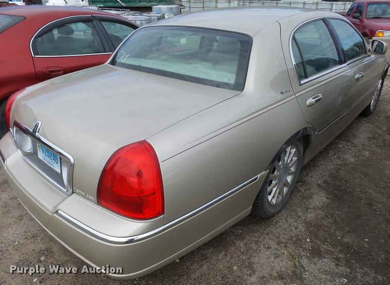 image for item L3389 2007 Lincoln Town Car