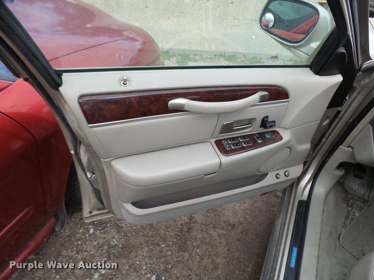 image for item L3389 2007 Lincoln Town Car