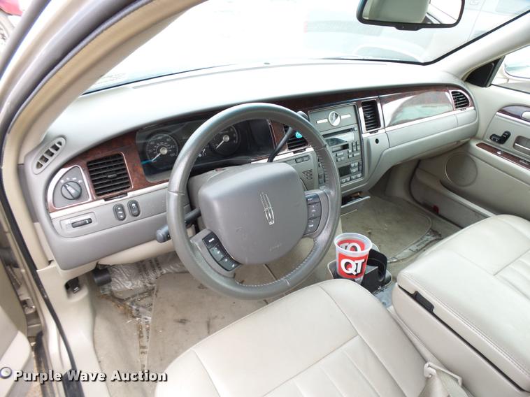 image for item L3389 2007 Lincoln Town Car