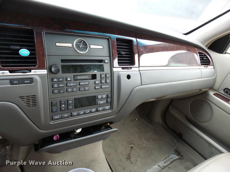 image for item L3389 2007 Lincoln Town Car