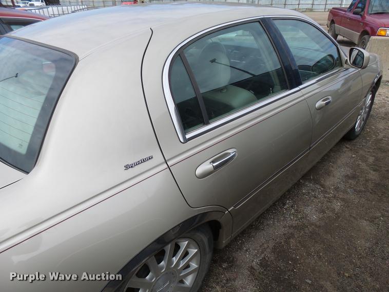 image for item L3389 2007 Lincoln Town Car