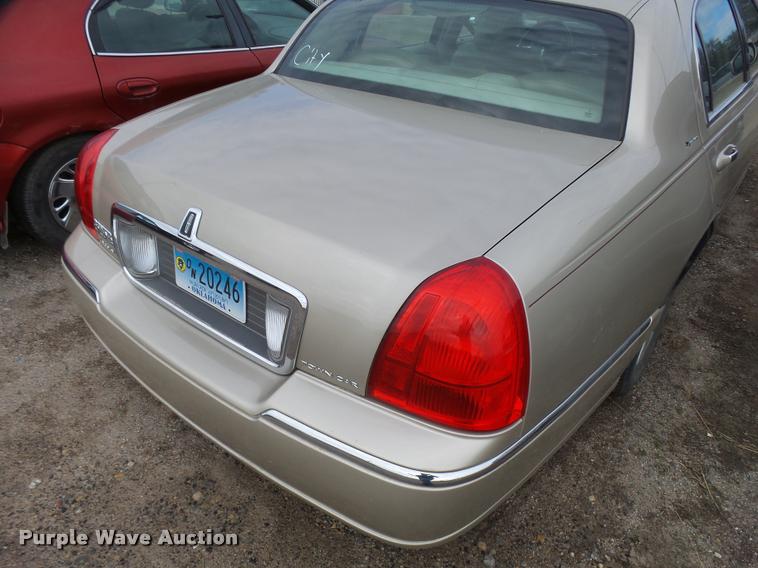 image for item L3389 2007 Lincoln Town Car
