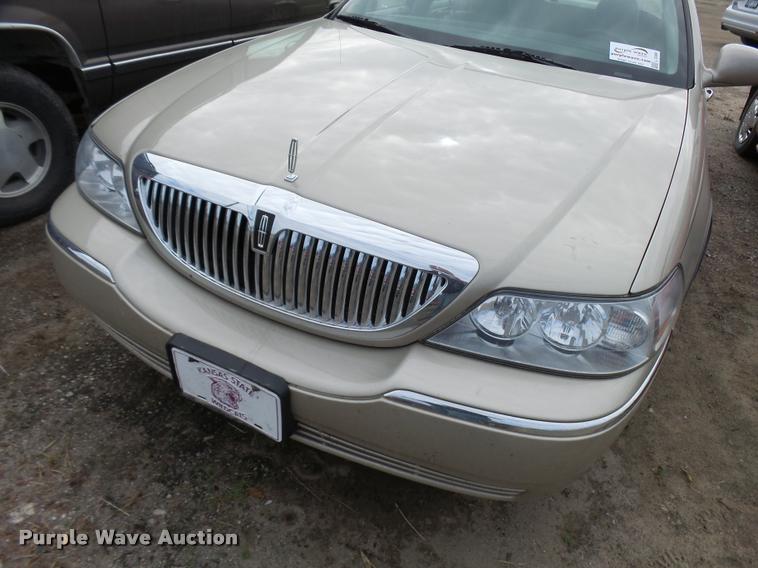 image for item L3389 2007 Lincoln Town Car