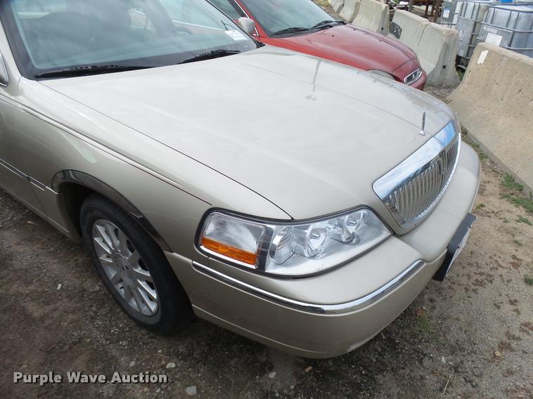image for item L3389 2007 Lincoln Town Car