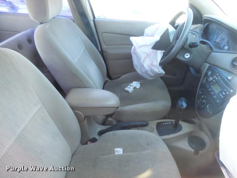 image for item L3414 2001 Ford Focus Wagon