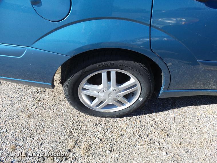 image for item L3414 2001 Ford Focus Wagon