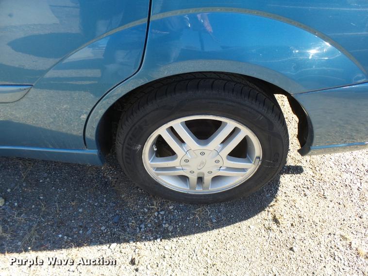 image for item L3414 2001 Ford Focus Wagon