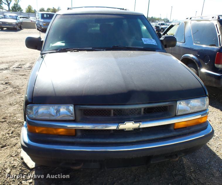 image for item L3418 2000 Chevrolet Blazer SUV