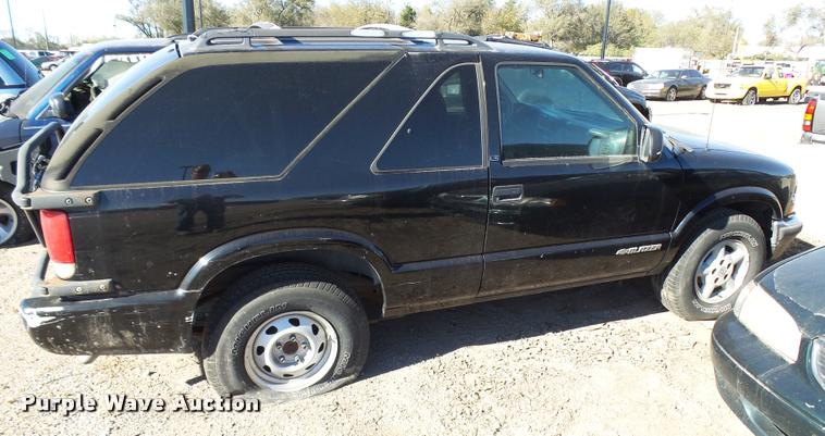 image for item L3418 2000 Chevrolet Blazer SUV