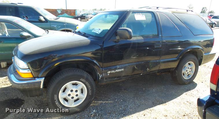 image for item L3418 2000 Chevrolet Blazer SUV