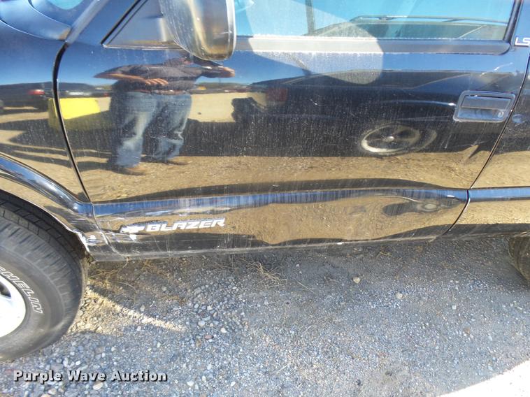 image for item L3418 2000 Chevrolet Blazer SUV