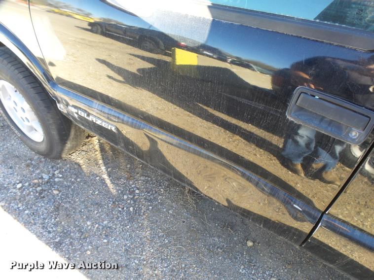 image for item L3418 2000 Chevrolet Blazer SUV