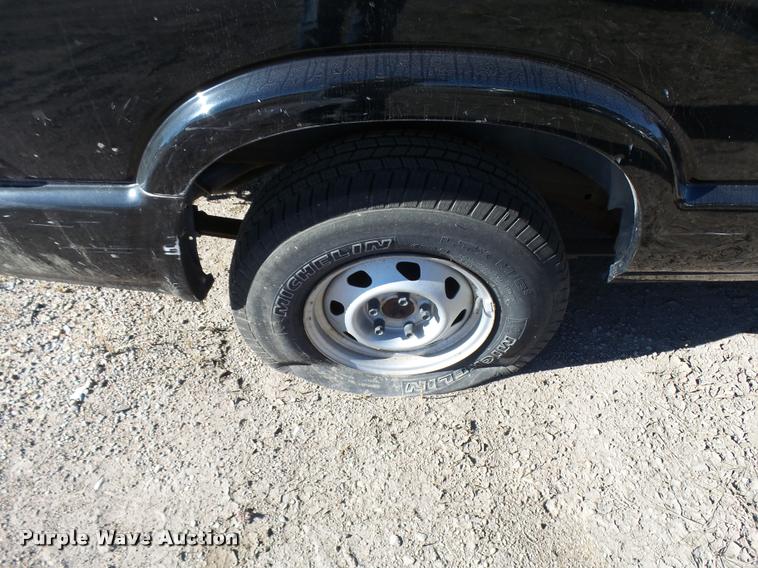 image for item L3418 2000 Chevrolet Blazer SUV