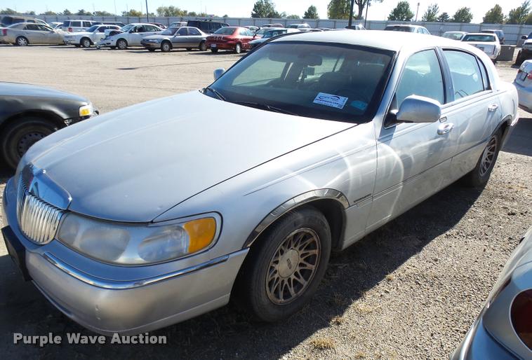image for item L3419 2000 Lincoln Town Car