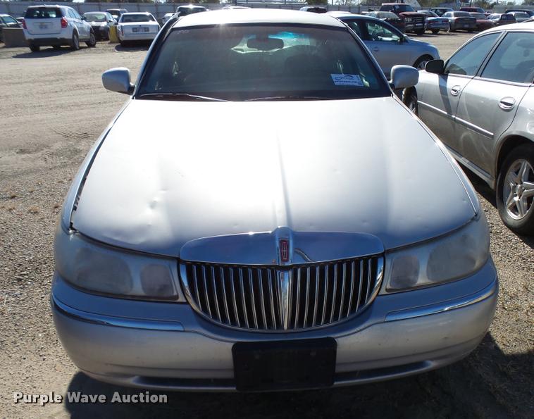 image for item L3419 2000 Lincoln Town Car