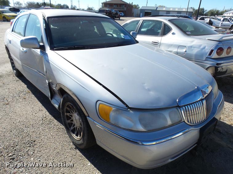 image for item L3419 2000 Lincoln Town Car