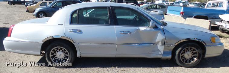 image for item L3419 2000 Lincoln Town Car