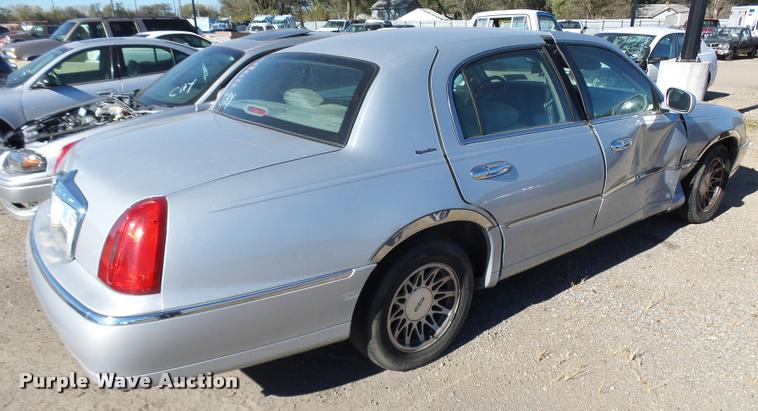 image for item L3419 2000 Lincoln Town Car