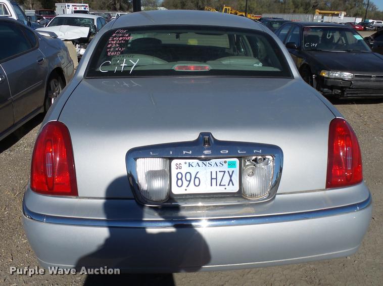 image for item L3419 2000 Lincoln Town Car