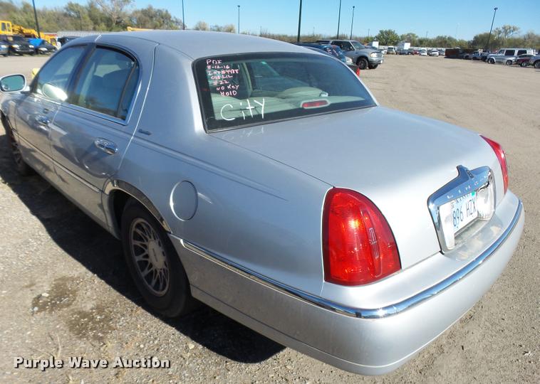 image for item L3419 2000 Lincoln Town Car