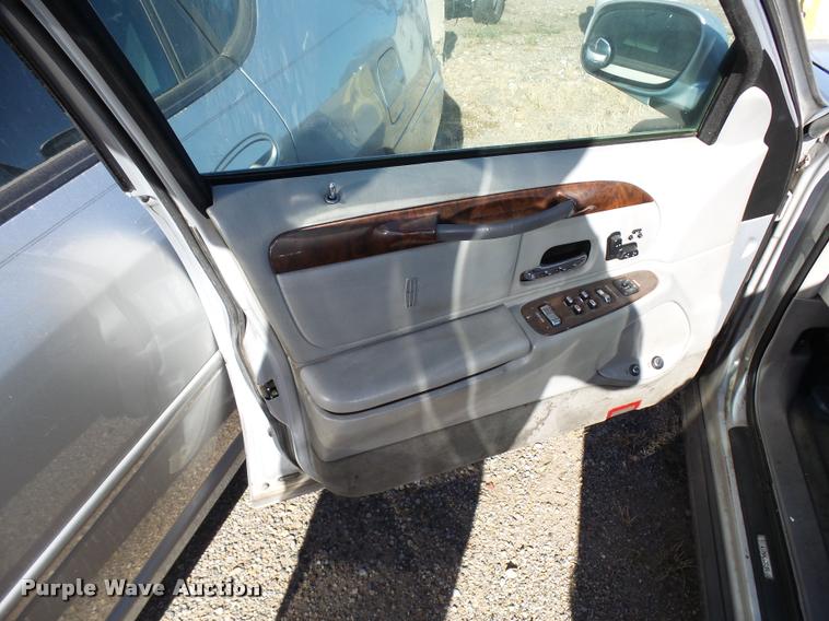 image for item L3419 2000 Lincoln Town Car