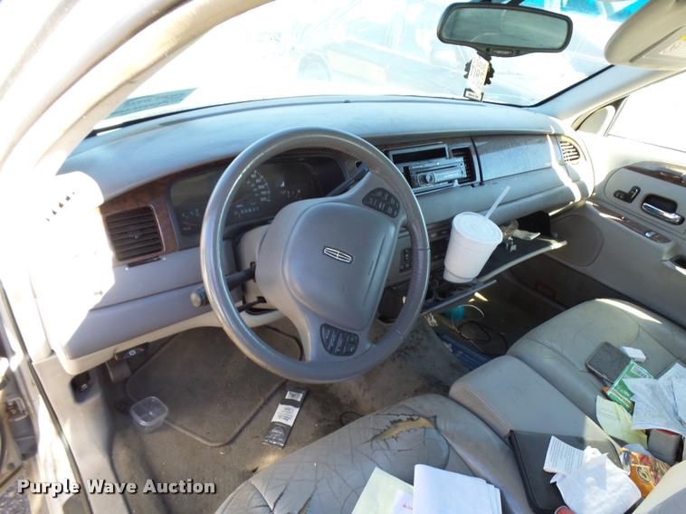 image for item L3419 2000 Lincoln Town Car