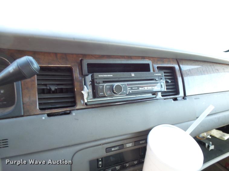 image for item L3419 2000 Lincoln Town Car