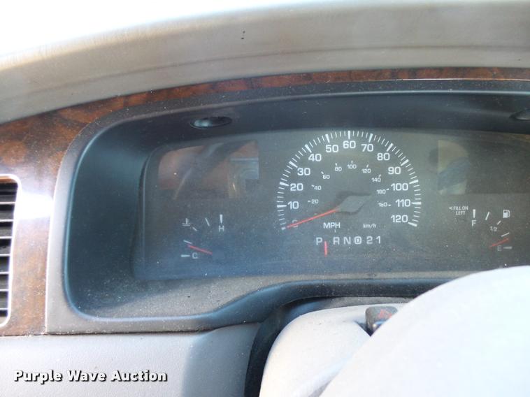 image for item L3419 2000 Lincoln Town Car