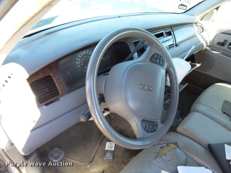 image for item L3419 2000 Lincoln Town Car