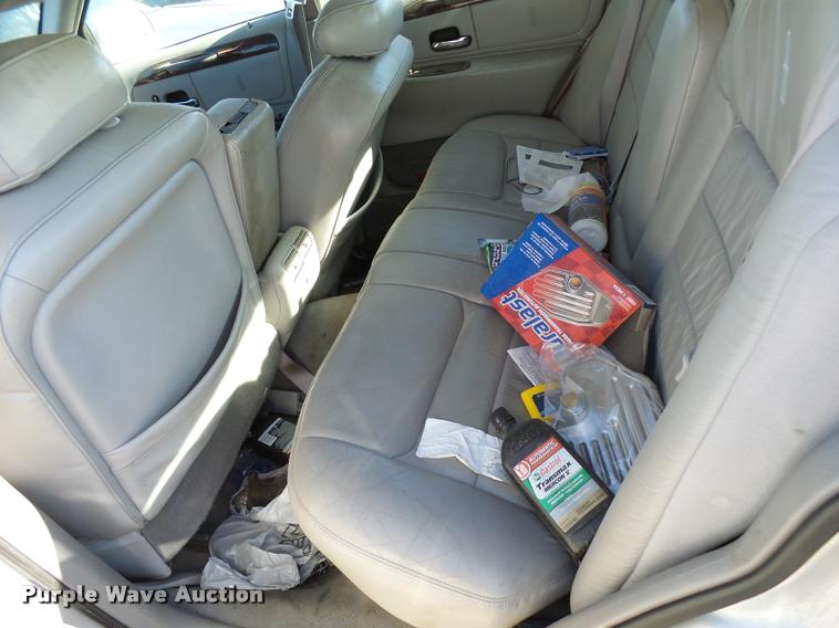image for item L3419 2000 Lincoln Town Car