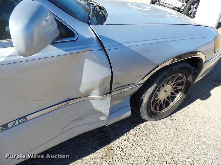 image for item L3419 2000 Lincoln Town Car