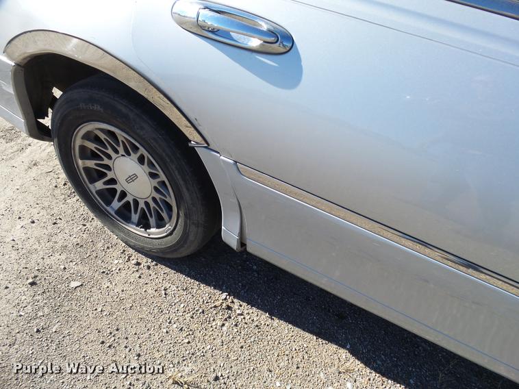 image for item L3419 2000 Lincoln Town Car