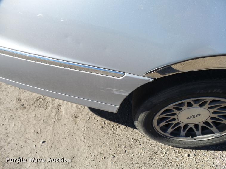 image for item L3419 2000 Lincoln Town Car