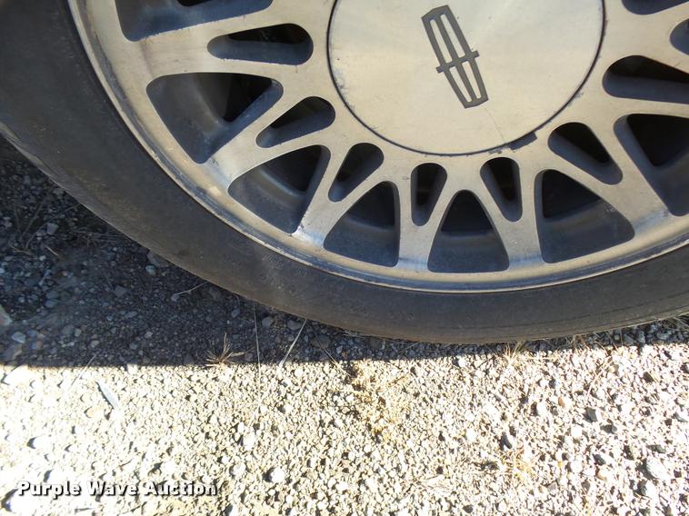 image for item L3419 2000 Lincoln Town Car