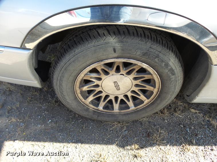 image for item L3419 2000 Lincoln Town Car