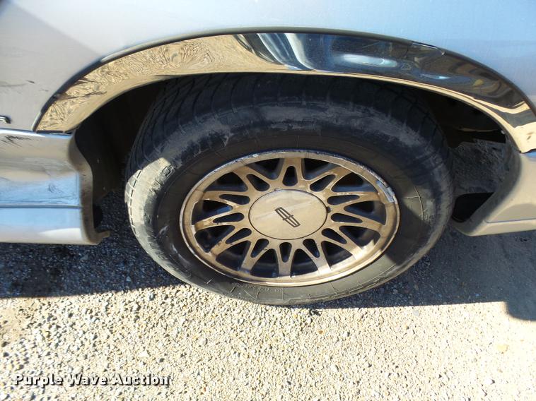 image for item L3419 2000 Lincoln Town Car