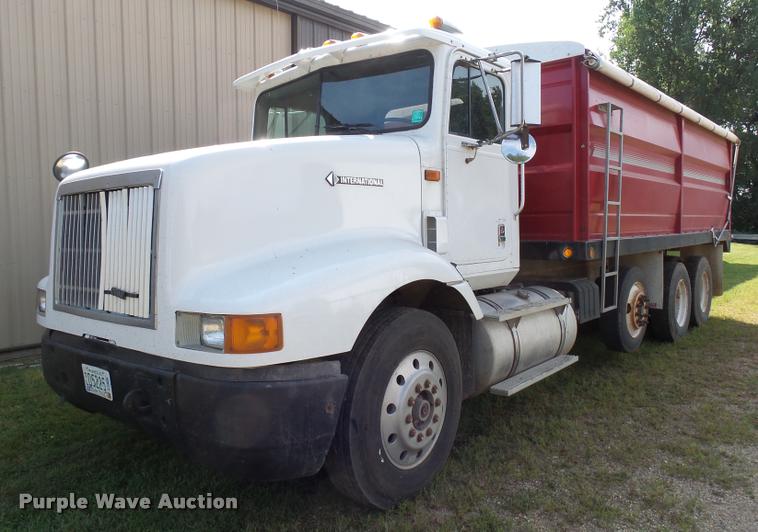 image for item AL9115 1996 International 9200 grain truck