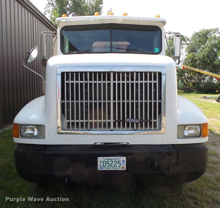 image for item AL9115 1996 International 9200 grain truck