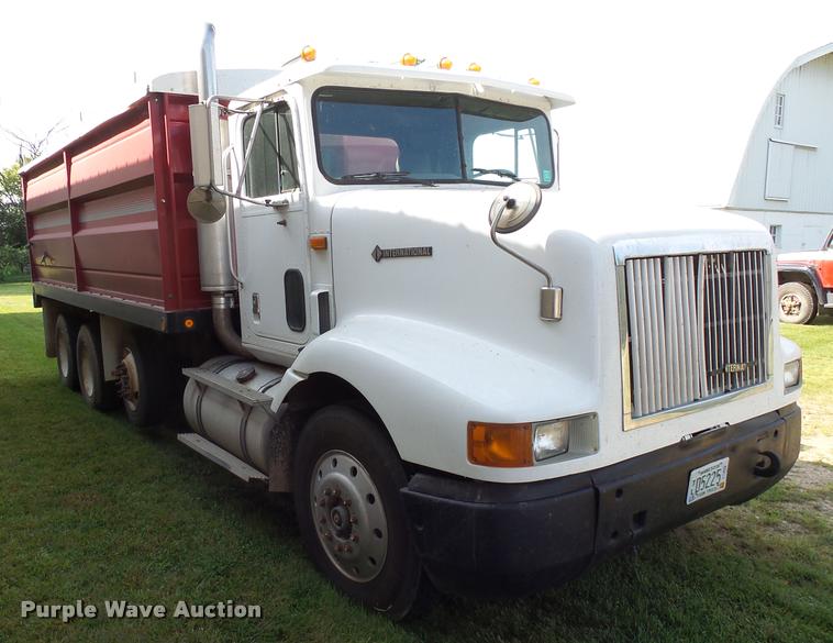 image for item AL9115 1996 International 9200 grain truck