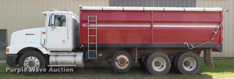 image for item AL9115 1996 International 9200 grain truck
