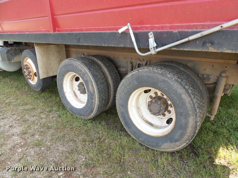 image for item AL9115 1996 International 9200 grain truck