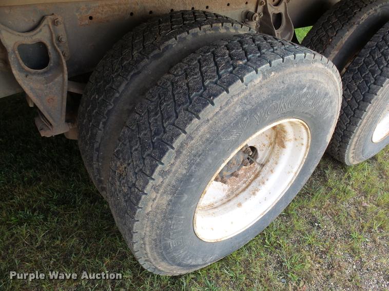 image for item AL9115 1996 International 9200 grain truck