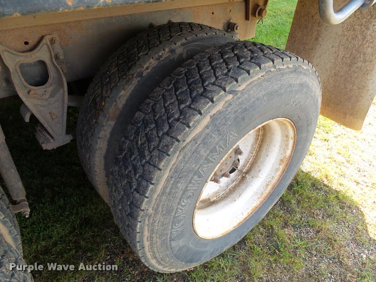 image for item AL9115 1996 International 9200 grain truck